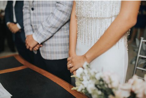 Novios tomados de la mano durante la ceremonia