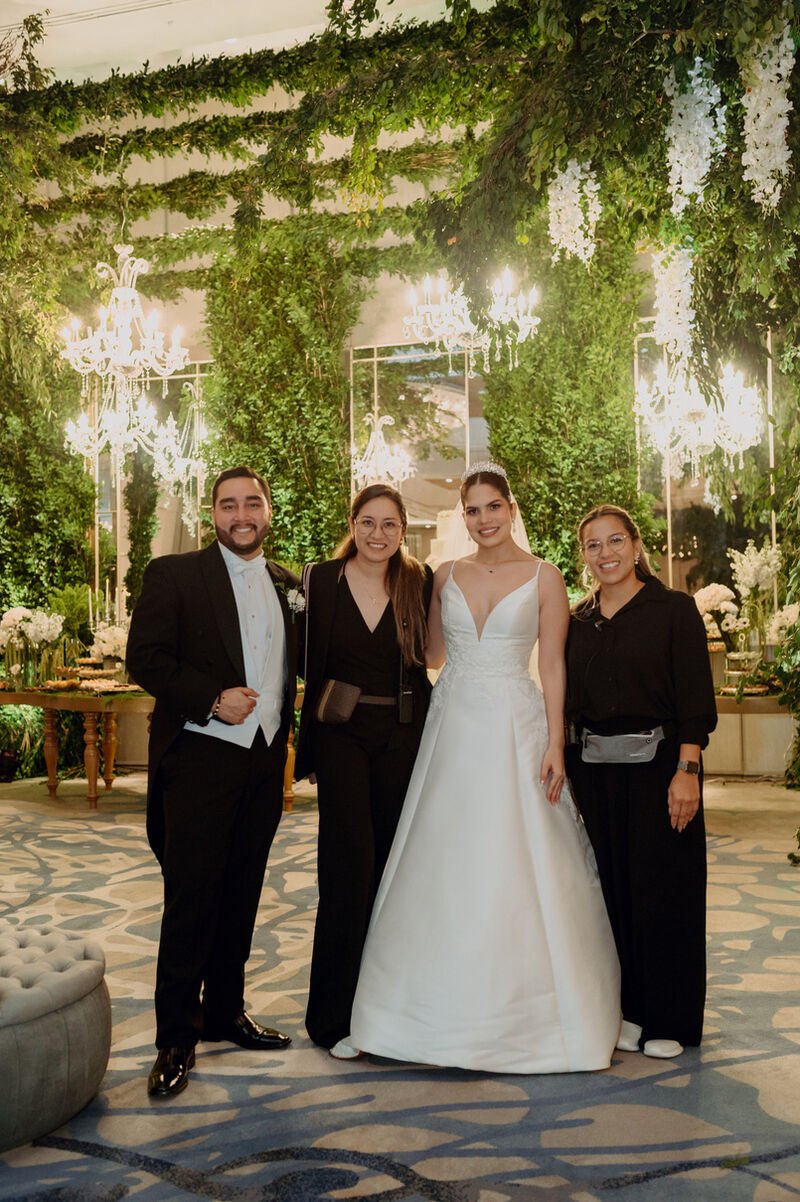 Marita y Lauren junto a una pareja de novios en su recepción
