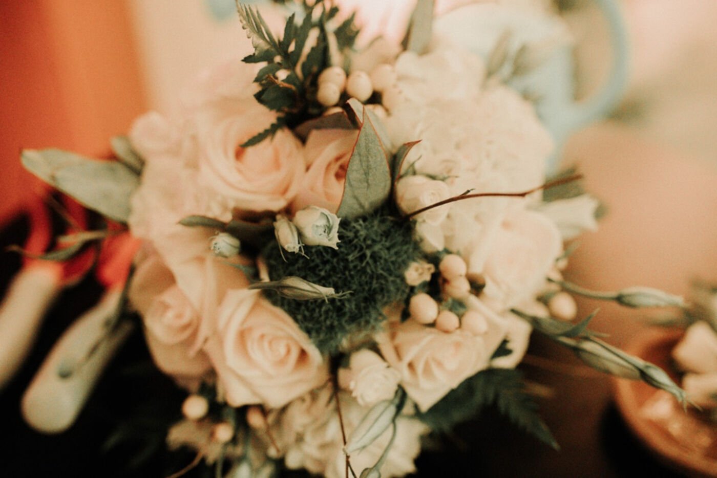 Ramo de novia con rosas blancas y botones verdes