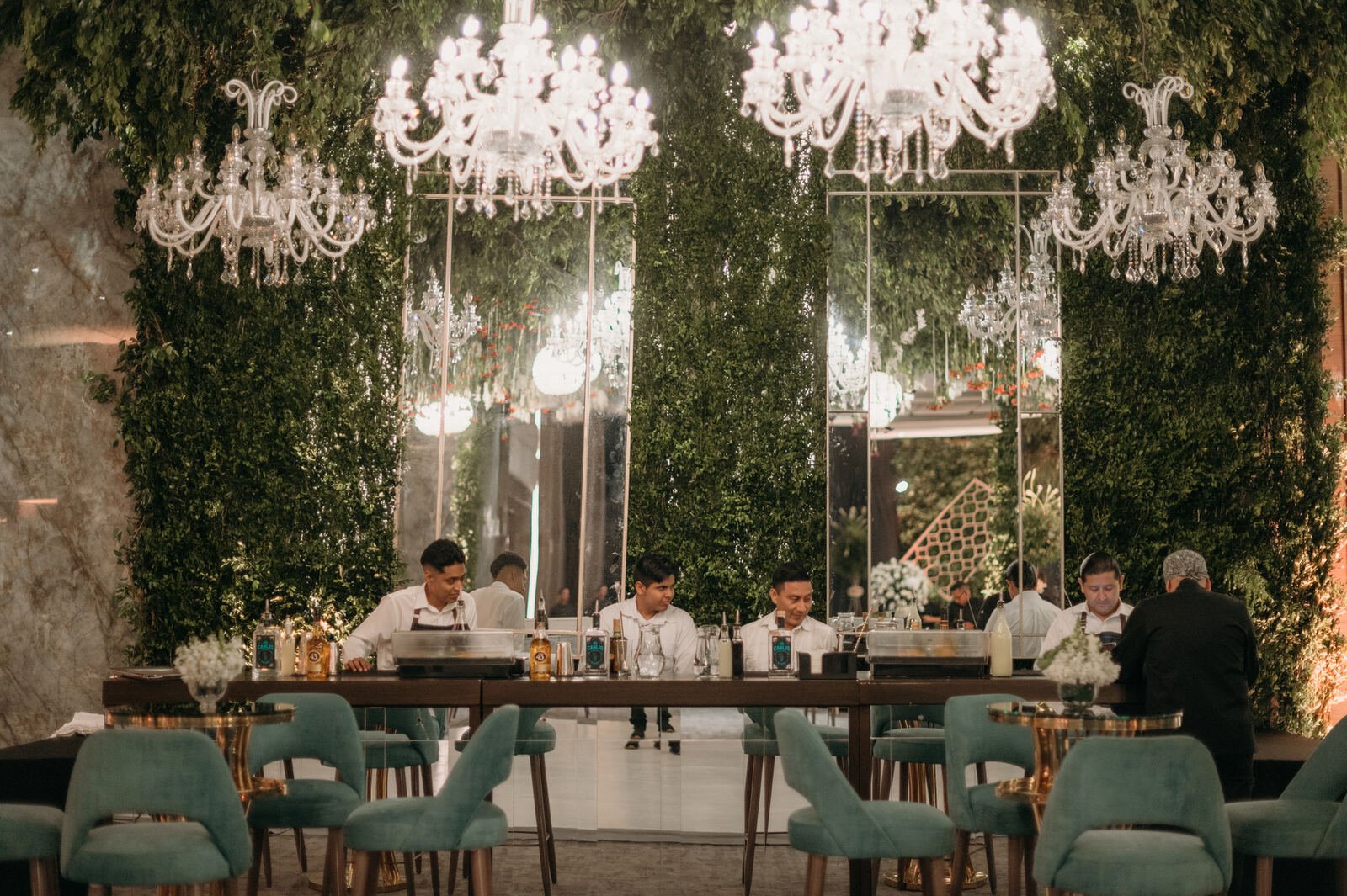 Recepción con jardín vertical, candelabros de cristal y barra